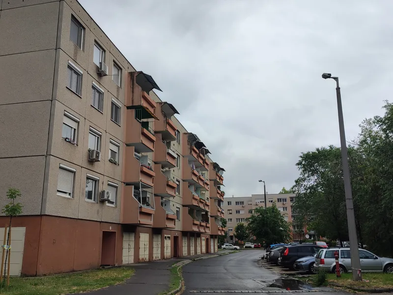 Csepel-Csillagtelepen, parkosított környezetben: felújított, 64 m²-es erkélyes otthon