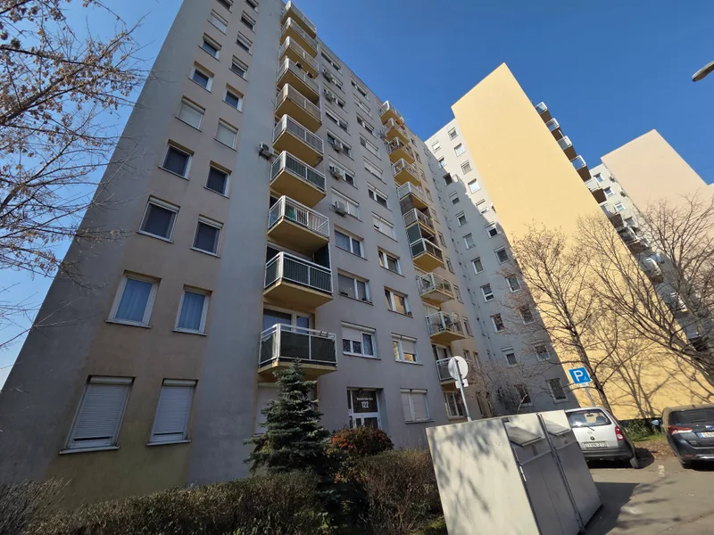 Eladó napfényes, erkélyes lakás kiváló lokációval Budapest XXI. kerületében, Csepelen!