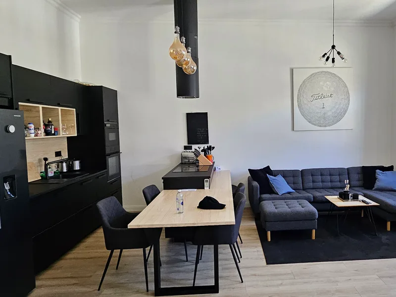 Minimal skandináv otthon a Hunyadi tér és a Vásárcsarnok sarkánál, Terézvárosban