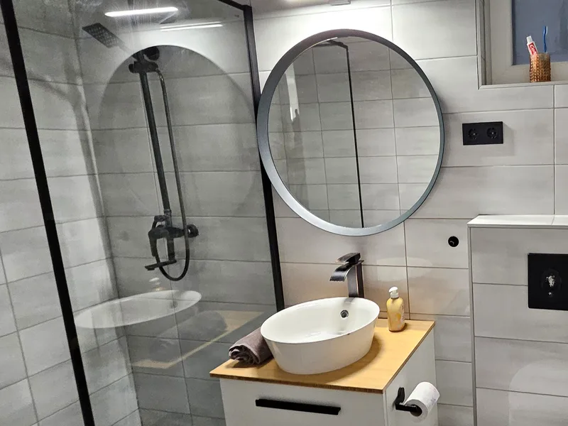 Minimal skandináv otthon a Hunyadi tér és a Vásárcsarnok sarkánál, Terézvárosban