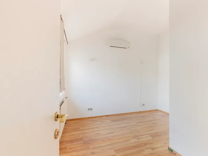 Csendes, nagy teraszos belvárosi, kis utcára néző, magas emeleti lakás, liftes, szép klasszikus házban!